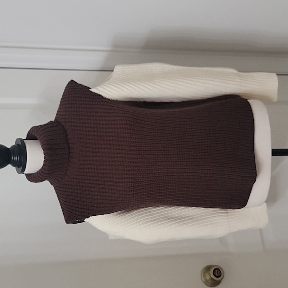 J.ING Cream & Brown Colorblock Cold Shoulder Turtleneck Sweater. Exc. Cond.
